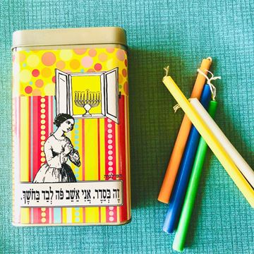 תמונה של קופסת פח לנרות חנוכה